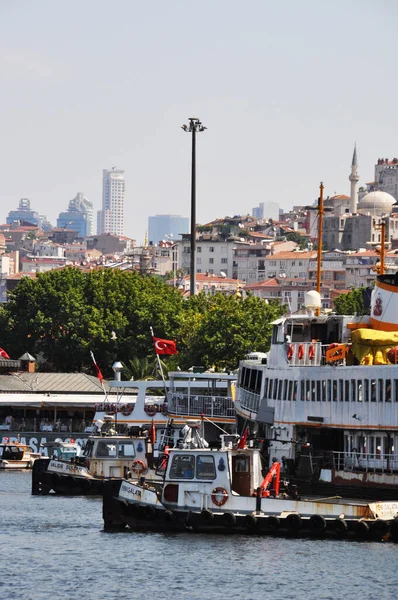 View Marina Pleasure Boats Istanbul Anchorage Ships Backdrop City Buildings — Stock Photo, Image