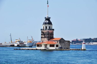 Maiden Adası manzaralı Boğaz 'ın Panorama' sı. Adanın arka planında bir okyanus gemisi. 09 Temmuz 2021, İstanbul, Türkiye.