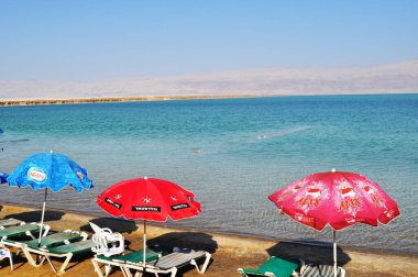 İsrail 'deki Ölü Deniz plajının panoramik manzarası. Denizde güneşli bir yaz günü. 10 Eylül 2010, Ölü Deniz, İsrail.