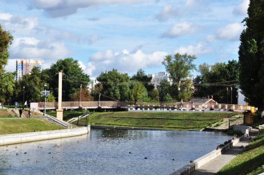 Oryol 'daki Orlik Nehri setinin panoraması. Sur manzarası, nehir üzerinde köprü ve nehirde yüzen ördekler..