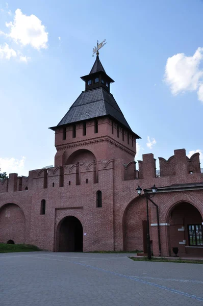 Su kapılarının kulesi, Tula Kremlin Kulesi. Kremlin avlusu, kaldırım taşı kaldırımı.