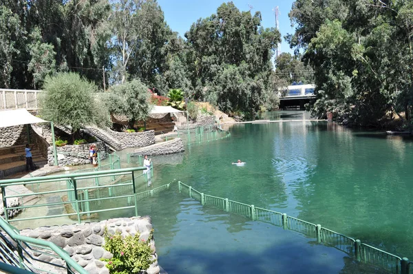 Ürdün Nehri 'nin panoramik manzarası. Nehrin kıyısındaki yazı tipi. 09 Eylül 2010, Ürdün, İsrail.