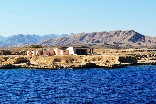 Denizden Kıyı Şeridine Kadar Panoramik Manzara Kızıl Deniz Dağların Arkasında — Stok fotoğraf