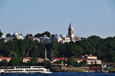 İstanbul 'un panoramik manzarası. Boğaz manzarası, üzerinde giden gemiler ve evlerle dolu kıyı şeridi. 08 Temmuz 2021, İstanbul, Türkiye.