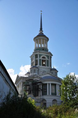 Geçit kilisesinin manzarası. Kilisenin ön cephesinde iskele. Yaz güneşli bir gün.