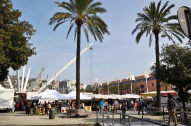 Çadırları ve uzun avuçlarıyla alışveriş caddesinin manzarası. Şeyh 'i Eski Market' e götürün. 10 Eylül 2010, Sharm El Sheikh, Mısır.
