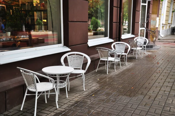 Une Rangée Tables Chaises Blanches Long Maison Tables Café Été — Photo