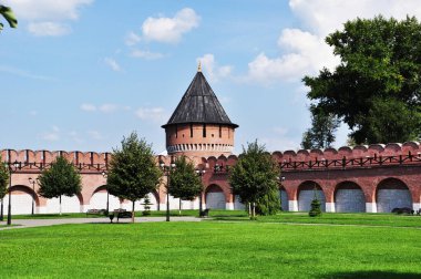 Tula Kremlin 'in avlusunun panoraması. Kale duvarları ve köşe kule manzarası.