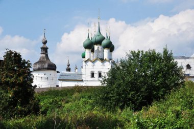 Rostov Kremlin kiliselerinin manzarası. Güneşli bir gün. Kiliselerin panoramik manzarası.