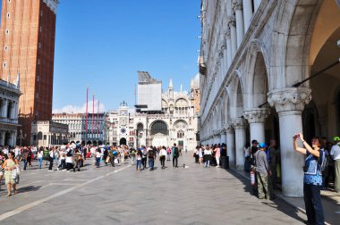St. Mark Meydanı 'nın panoramik manzarası. Meydandaki turistler manzarayı seyrediyorlar. 12 Ekim 2021, Venedik, İtalya.