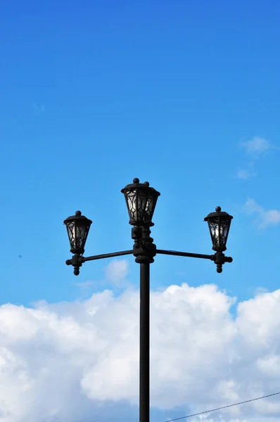 Uma Bela Lanterna Com Quatro Lâmpadas Lanterna Fundo Céu Azul — Fotografia de Stock