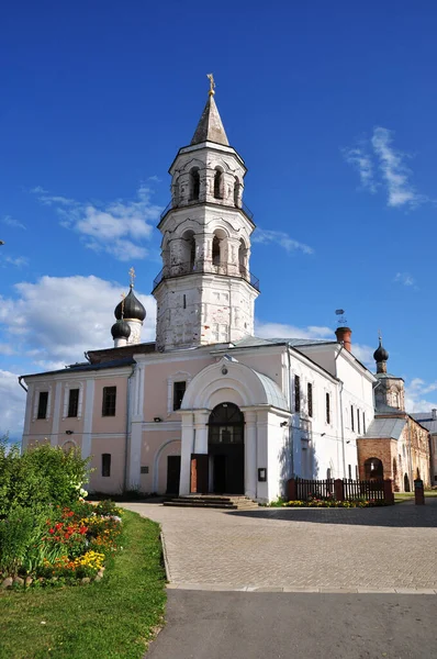 Uitzicht Een Grote Kerk Met Een Klokkentoren Kloktoren Met Twee — Stockfoto