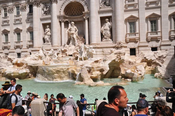 ローマのトレビの泉の眺め ローマの通りに多くの観光客 6月12 2019 ローマ イタリア — ストック写真