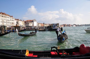 Venedik 'in panoramik manzarası. Gondol körfezi boydan boya yüzüyor. 12 Ekim 2014, Venedik, İtalya.