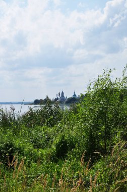 Gölün kenarındaki manastır manzarası. Eski manastırın panoramik manzarası.