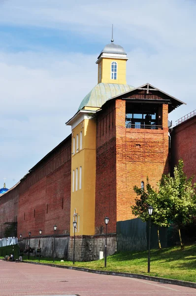 Vista Antiga Muralha Fortaleza Uma Parede Com Uma Torre Tijolos — Fotografia de Stock