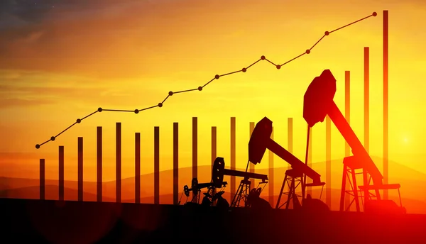 3d иллюстрация нефтяных насосов на фоне неба заката. Концепция роста цен на нефть — стоковое фото