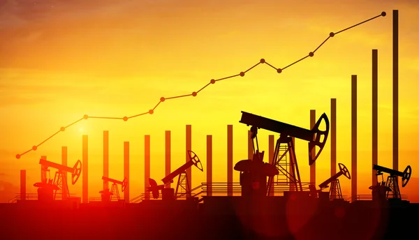 Gatos de bomba de aceite en el fondo del cielo atardecer. Concepto de aumento de los precios del petróleo — Foto de Stock