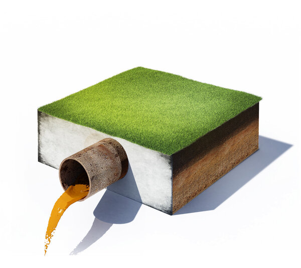 Грязная вода течет из трубы
