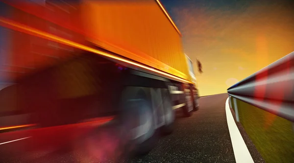 LKW fährt bei Sonnenuntergang auf Autobahn — Stockfoto