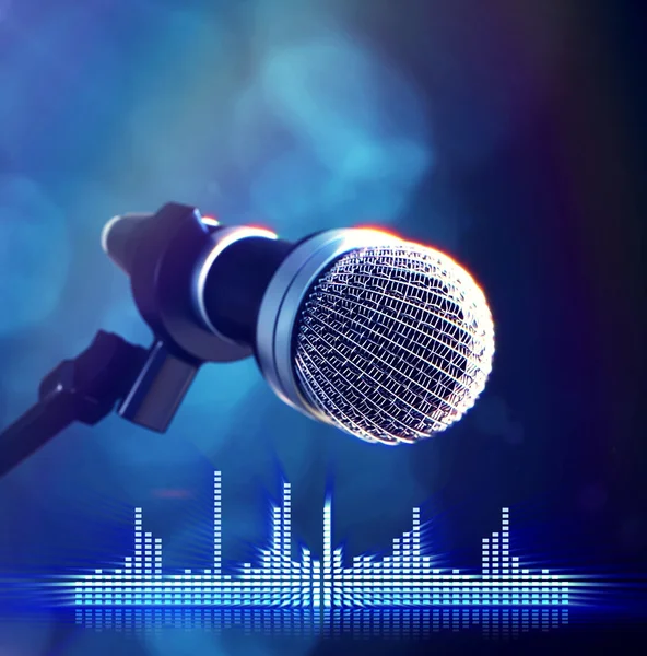Мікрофон на сцені з синім фоном — стокове фото