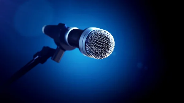 Sahnede mavi arka planlı mikrofon