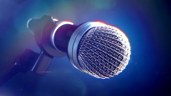 Mikrofon na jevišti s modrým pozadím — Stock fotografie