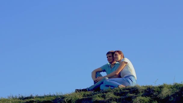 Couple assis sur l'herbe sur la colline — Video