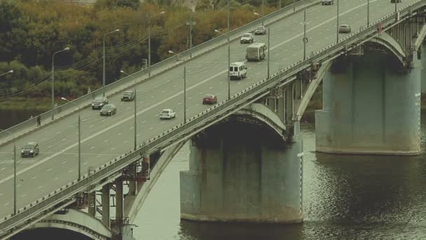 Tráfico de coches en el puente — Vídeos de Stock