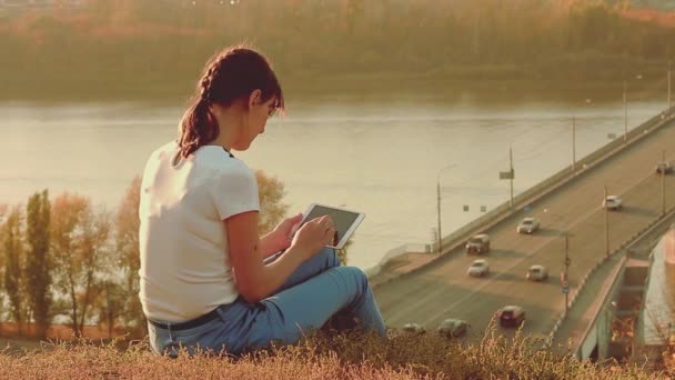 Femme assise sur la colline avec tablette pc — Video