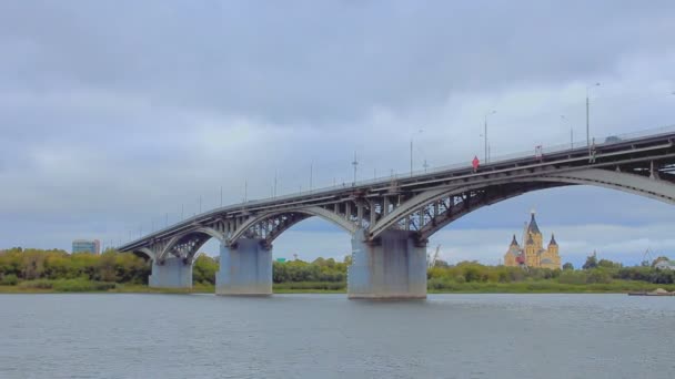 Barge loopt onder de brug — Stockvideo