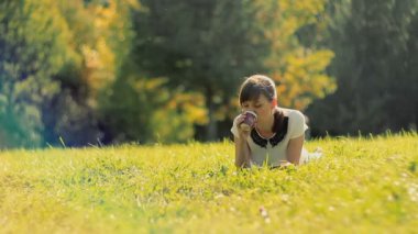 parkta tablet bilgisayar kullanan kadın