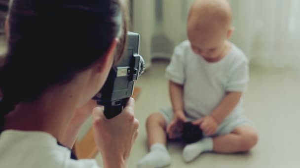 Mutter dreht Film über ihr Baby — Stockvideo