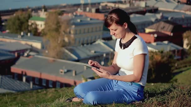 Femme assise sur la colline avec tablette pc — Video