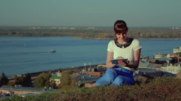 Femme assise sur la colline avec tablette pc — Video