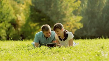 Tablet bilgisayar kullanan genç çift