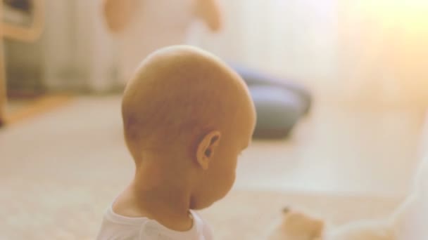 Moeder nemen een foto's van haar babyjongen — Stockvideo