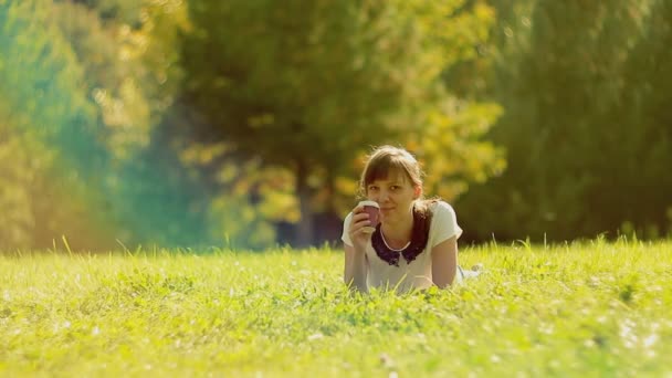 Mujer en pausa de café en el parque — Vídeo de stock