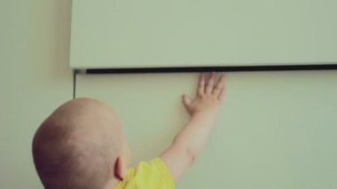 çocuk onun sandık oyuncaklar ile açılır.