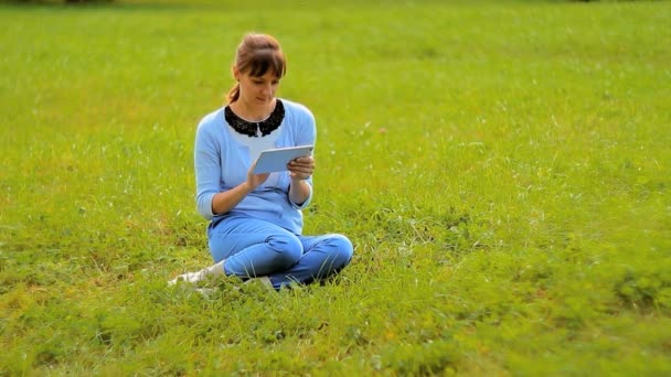 Jovem mulher usando computador tablet — Vídeo de Stock