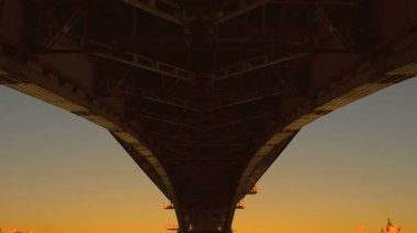 Eğitim genç adam silüeti