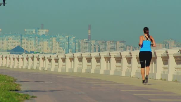 Mujer joven corriendo — Vídeo de stock