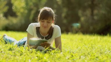 Tablet bilgisayar kullanan genç bir kadın