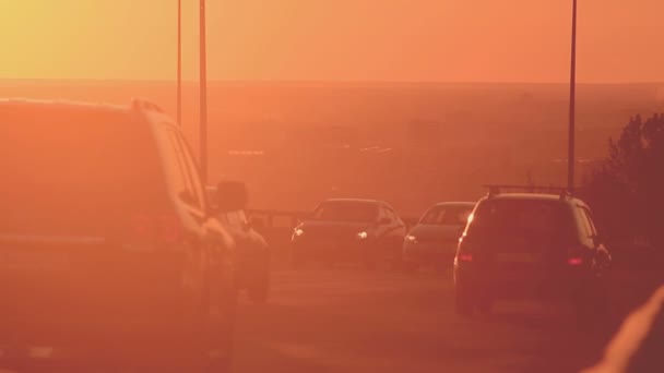 Tráfego de automóveis na estrada ao pôr do sol — Vídeo de Stock