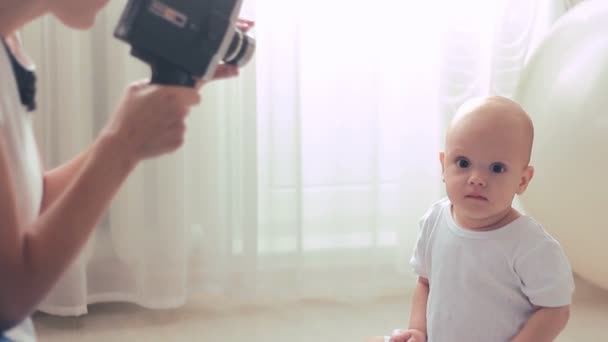 Moeder maken film van haar babyjongen — Stockvideo