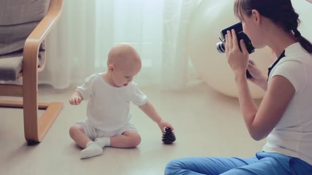 Moeder maken film van haar babyjongen — Stockvideo