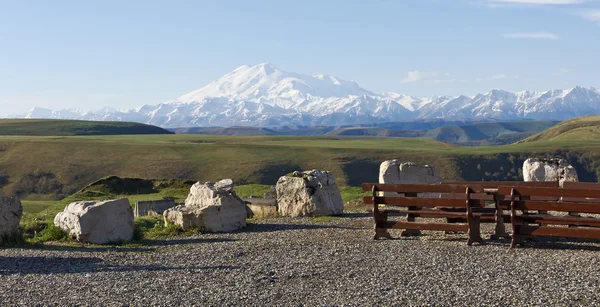 Çakıl gözlem güverte ile kaplı. Mount Elbrus.Pass Gumbashi.The Kuzey Kafkasya görünümünü.