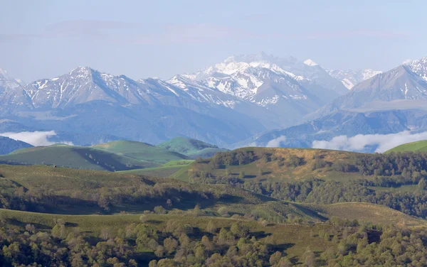 Vue de la crête principale du Caucase depuis le col, Gumbashi.Karachay-Cherkessia . — Photo