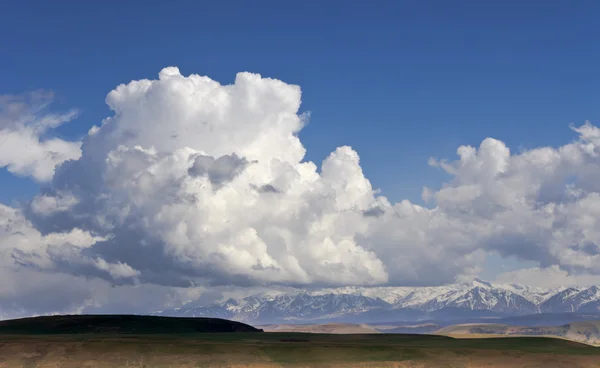 Büyük Kafkasya dağlarında üzerinde dev bir bulut. — Stok fotoğraf