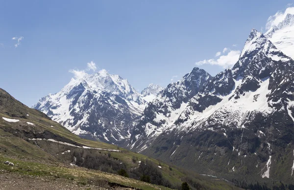 Sommets montagneux et glaciers de Dombai.Le Caucase du Nord.Russie — Photo